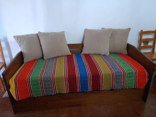 蒙萨拉什Casa do Celeiro - Monsaraz的一张带两个枕头和彩色毯子的床