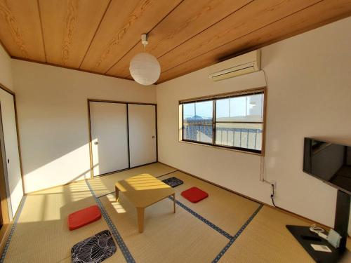 鸭川市Ocean View Kamogawa - Vacation STAY 61073v的客厅配有桌子和电视