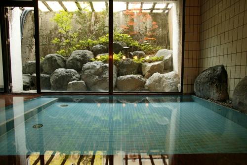 水上町矢别馆的游泳池,享有花园的景色