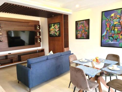 昆卡Lovely 2B-2B Condo in the best area of Cuenca.的客厅配有蓝色的沙发和桌子