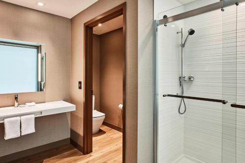 辛辛那提辛辛那提万豪AC酒店 的带淋浴、盥洗盆和卫生间的浴室