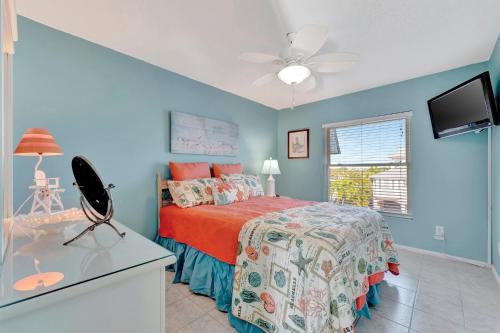 布雷登顿海滩Coastal Cheer的一间卧室配有一张床和一台平面电视