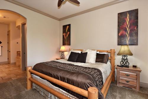 华盛顿B11-Red Cliff Suite-Second Floor 3-bedroom Sunset view的一间卧室配有一张床和吊扇