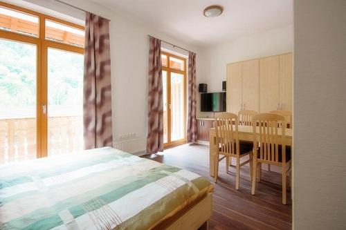 Stari Trg ob KolpiMadronič family estate - Kolpa river的卧室配有一张床和一张桌子及椅子