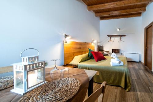 阿夸维瓦德莱丰蒂Agriturismo Tenuta del Grillaio的酒店客房设有两张床和一张桌子。