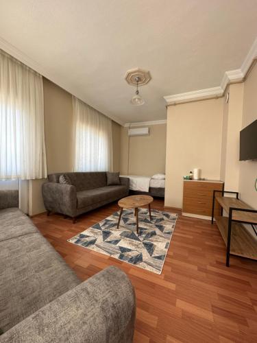 特拉布宗BEŞ YILDIZ APART的客厅配有沙发和桌子