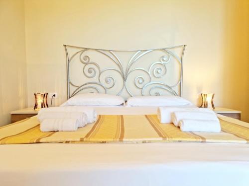 布里亚蒂科Villa Paglianiti - Your FAMILY Residence!的一张带两个枕头的大白色床