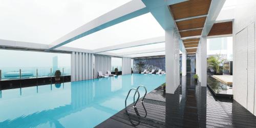 广州广州白云宾馆的享有大楼景致的游泳池