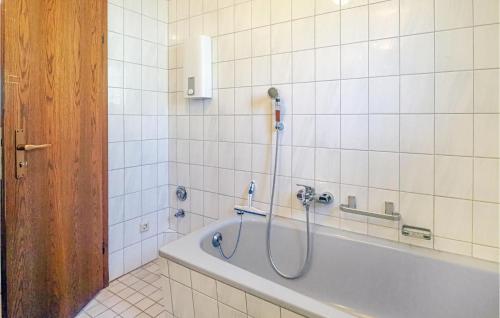 Ober-RamstadtPet Friendly Apartment In Ober Ramstadt With Kitchen的带浴缸和淋浴的浴室