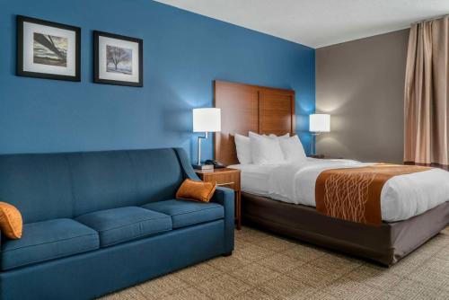 俄勒冈州东俄勒冈康福特茵酒店的酒店客房,配有床和沙发