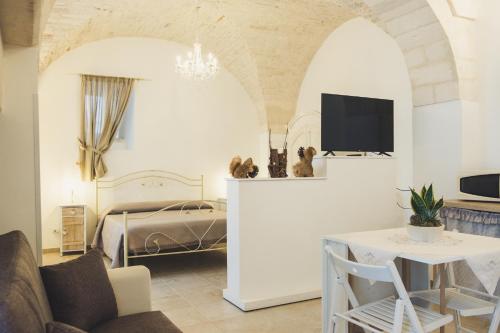 马丁纳弗兰卡Cà dei Palazzo - Guest House的一间卧室配有一张床和一张桌子及椅子