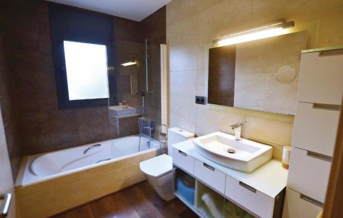 圣苏珊娜Amazing Home In Santa Susanna With Kitchen的一间带水槽、浴缸和卫生间的浴室