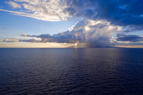 渥太华Lei的太阳在海洋上空的暴风雨云