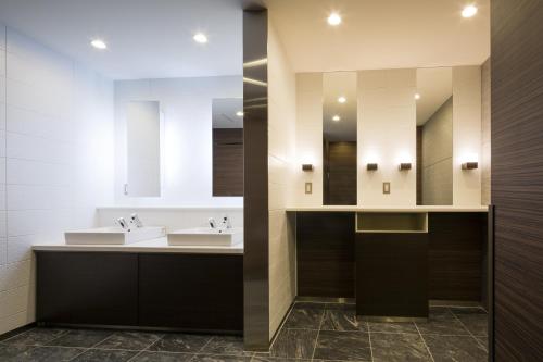 千叶千叶太阳道酒店的浴室设有2个水槽和2面镜子