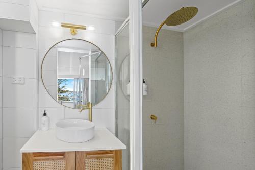 麦夸里港The Mid Pacific的一间带水槽和镜子的浴室