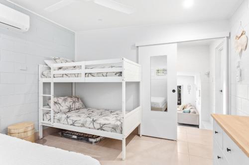 耶蓬Barlows Vista的一间白色的卧室,配有双层床