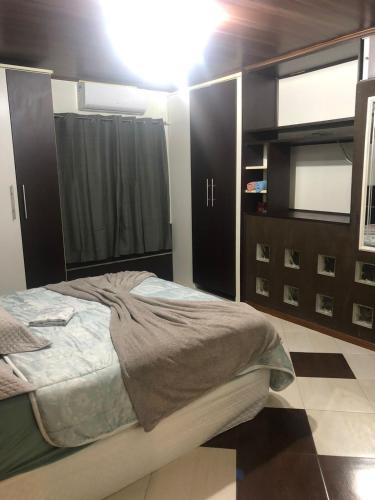 伊瓜苏Casa em Foz do Iguaçu的一间卧室设有一张大床和一个大镜子