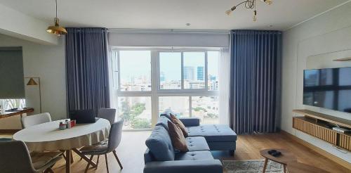 利马VK Loft - Apartamento en Miraflores的客厅配有蓝色的沙发和桌子