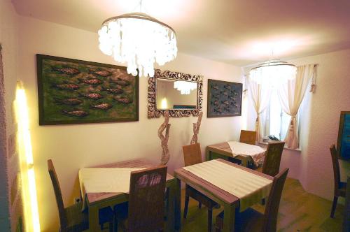 克尔克普拉卡精品酒店的一间带2张桌子和吊灯的用餐室