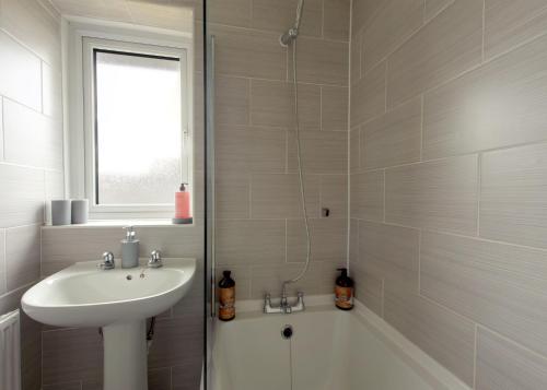 RobyFree Parking Large House Huyton Golf Club M57的白色的浴室设有水槽和浴缸。