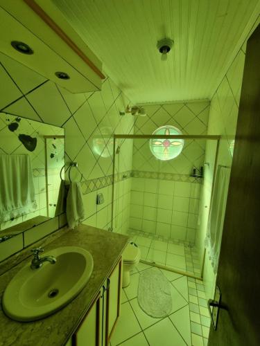 沙佩科CASA DO PINHEIRO 2的一间带绿色水槽和卫生间的浴室