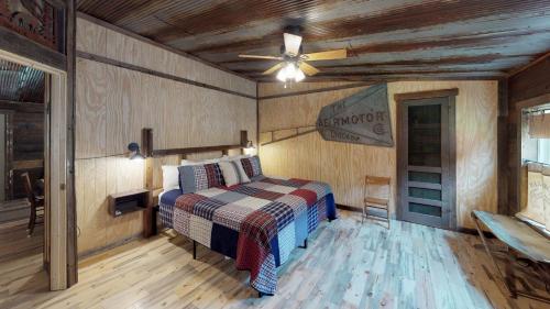 红河Line Shack On Tenderfoot Trail With High Speed Wifi的一间卧室配有一张床和吊扇