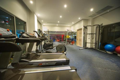 卡塔海滩普吉岛美景公寓式酒店的一间健身房,里面配有跑步机和机器