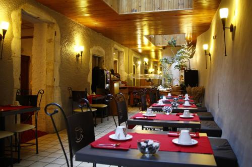 安锡马克萨酒店的红餐巾餐馆的一排桌子
