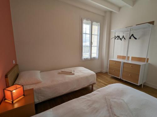 VarsGîte Vars, 4 pièces, 6 personnes - FR-1-653-16的一间卧室设有两张床、一张桌子和一个窗口