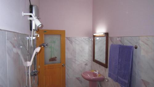 达瓦拉维加扬的酒店的带淋浴、盥洗盆和镜子的浴室