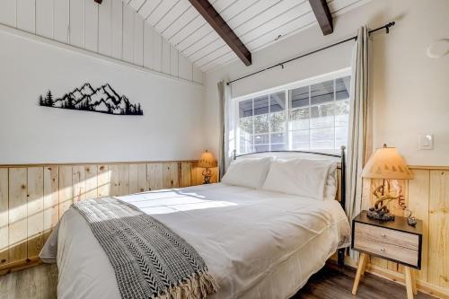 南太浩湖Tahoe Mountain Inn的一间卧室设有一张大床和一个窗户。