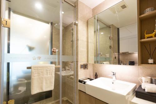 重庆重庆壹棠酒店公寓的一间带水槽和淋浴的浴室