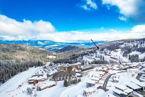 桑德波因特Sunspot Lodge - Schweitzer Mountain的山上雪地中的滑雪胜地