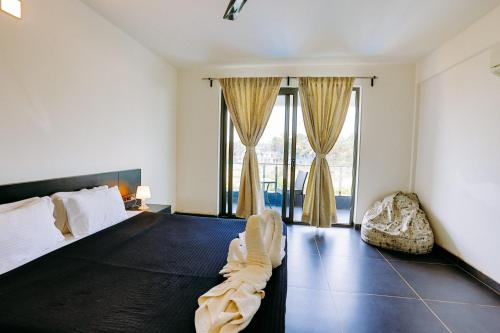 Nagoa-BardezCrystal Village的一间卧室设有一张床和一个大窗户