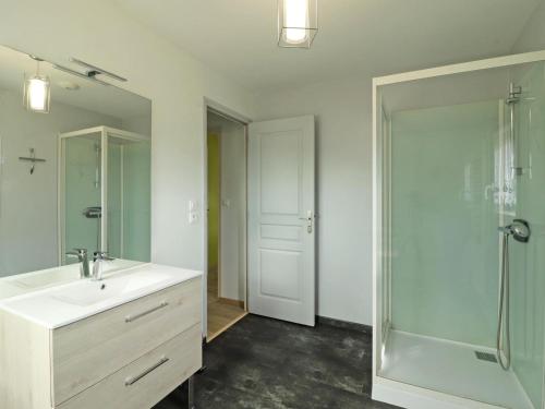 Gîte Sainte-Opportune, 4 pièces, 6 personnes - FR-1-497-178的浴室配有白色水槽和淋浴。