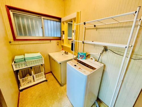 Hikiワイルドライフ　森風的一间带水槽和洗衣机的小浴室
