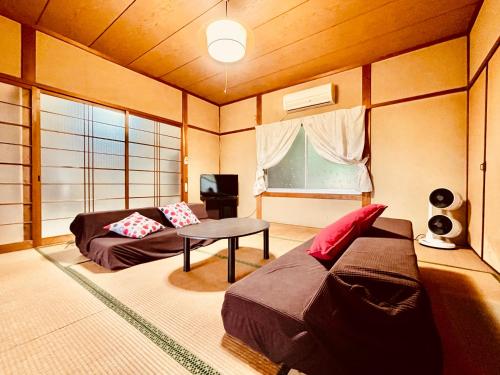 Hikiワイルドライフ　森風的客厅配有沙发和桌子