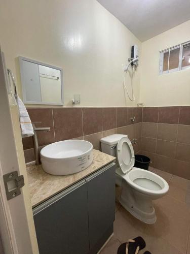 达沃市Spacious condominium的一间带卫生间和水槽的浴室