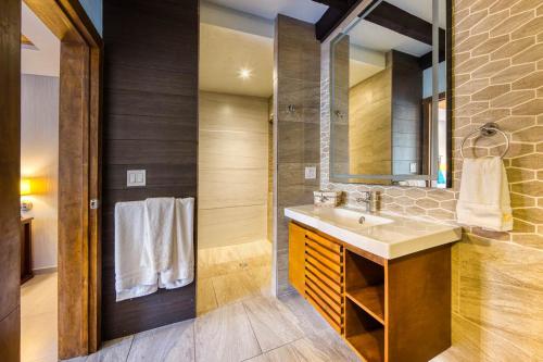 恩塞纳达港Hotel Casa del Sol的一间带水槽和镜子的浴室