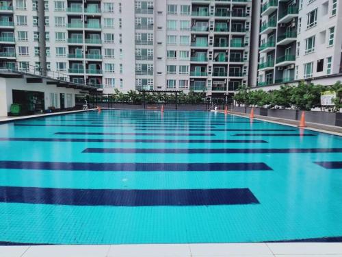 马西English Homestay Seaview Johor Bahru Permas 6 pax的一座大型游泳池,位于高楼前