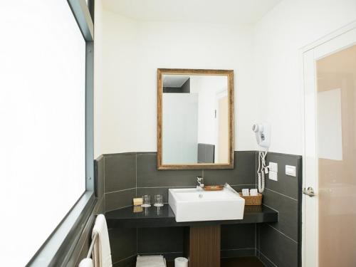 Hualing拉拉山云山房的一间带水槽和镜子的浴室