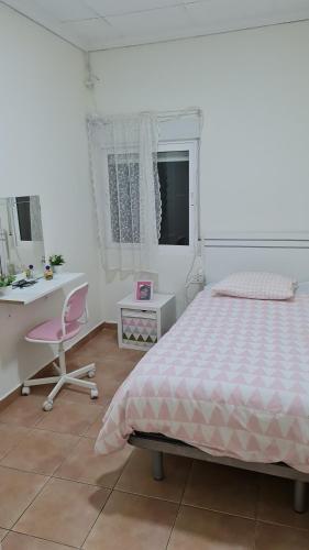 穆尔西亚CASA HUERTA SOFIA的一间卧室配有一张床、一张桌子和一把椅子