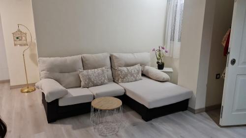 穆尔西亚CASA HUERTA SOFIA的客厅配有白色的沙发和桌子