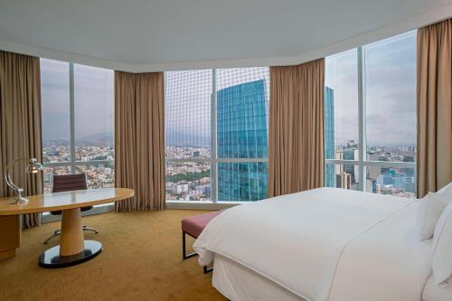 利马利马威斯汀酒店及会议中心的酒店客房设有一张床、一张书桌和窗户。