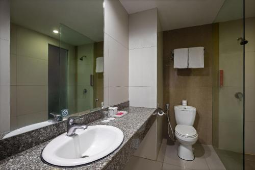 三宝垄favehotel Simpang Lima - Semarang的一间带水槽、卫生间和镜子的浴室