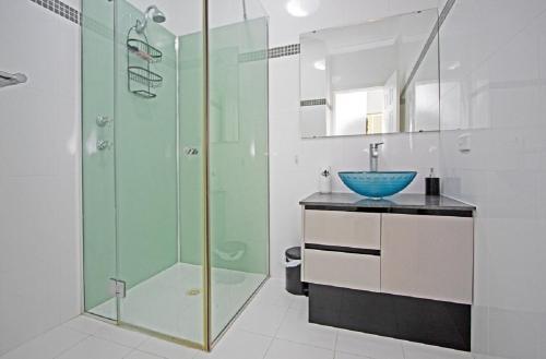 朱里恩湾Turquoise Escape的一间带玻璃淋浴和水槽的浴室