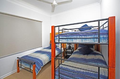 朱里恩湾Turquoise Escape的配有两张双层床的宿舍间配有黑板