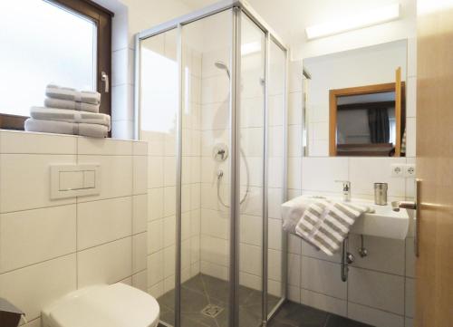 瓦格赖恩Pension Anni的带淋浴、卫生间和盥洗盆的浴室