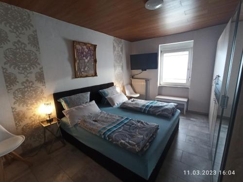 Hochstetten-DhaunFerienhaus Laila的一间小卧室,配有床和窗户