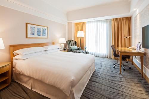 中和珑山林台北中和饭店的酒店客房设有一张大床和一张书桌。